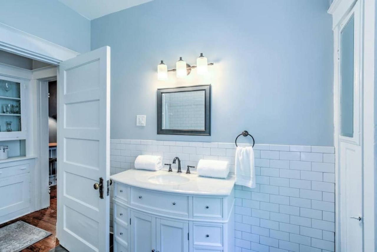 Elegant Colonial With Lovely Details And Character Memphis Buitenkant foto