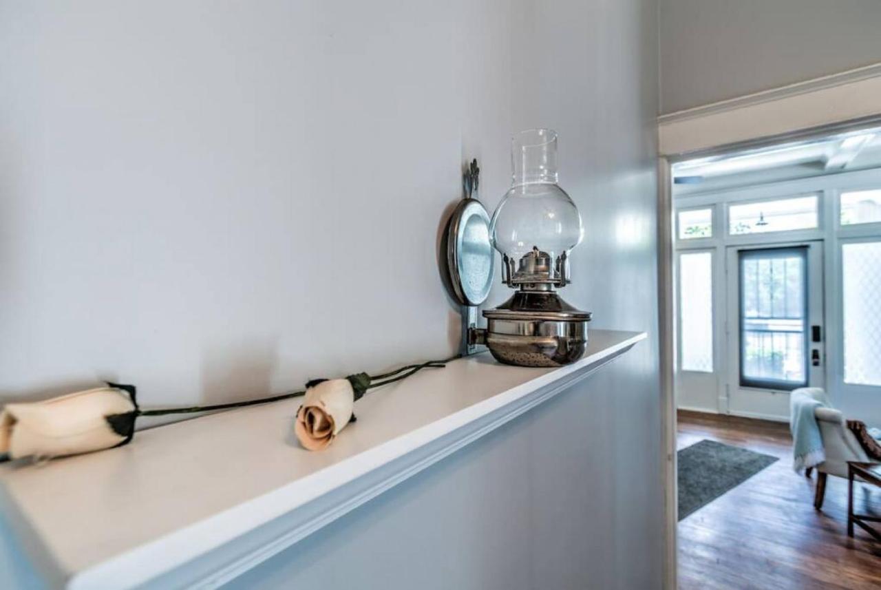Elegant Colonial With Lovely Details And Character Memphis Buitenkant foto